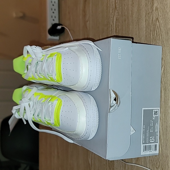 Nike Air Force 1 LV8 (GS) - Picture 2 of 4